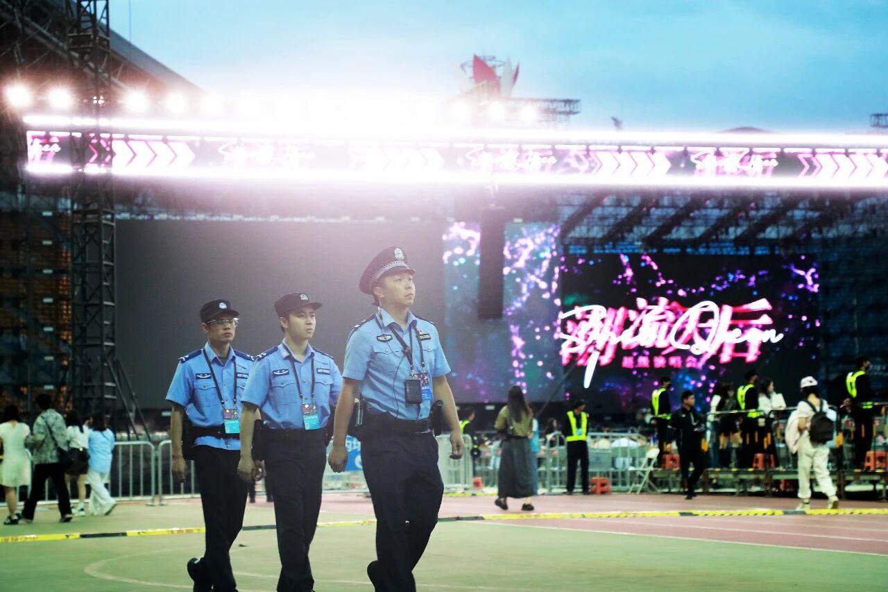 貴陽(yáng)觀山湖公安用忠誠(chéng)擔(dān)當(dāng)守護(hù)“潮流”現(xiàn)場(chǎng)