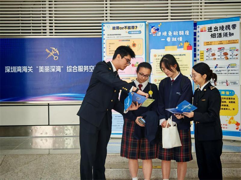深圳海關(guān)“憲法宣傳周”活動實現(xiàn)多場景全覆蓋
