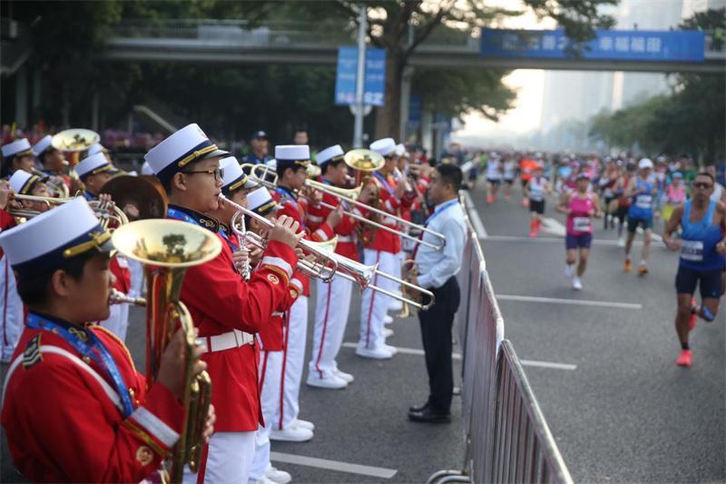 深圳少警為馬拉松參賽選手加油打氣